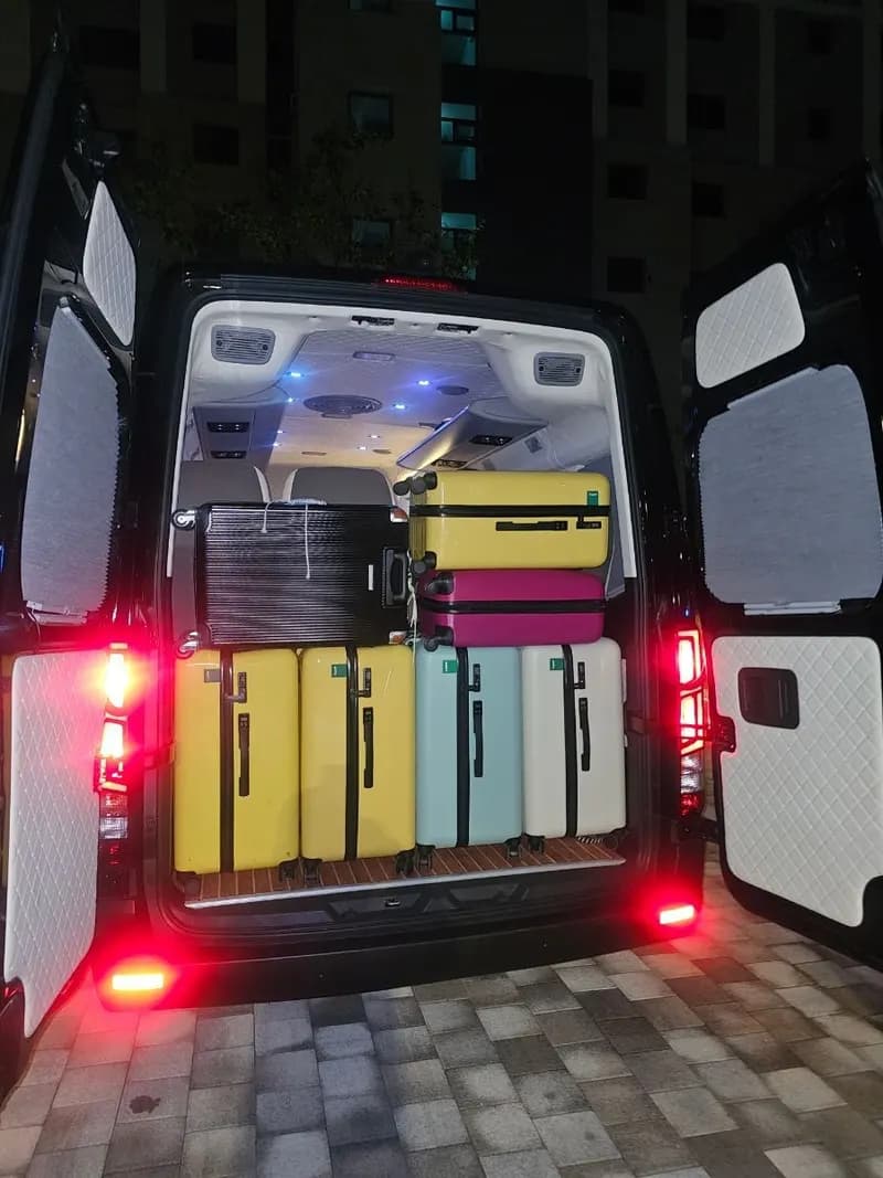 쏠라티 뒤칸에 위아래로 가득 실은 캐리어